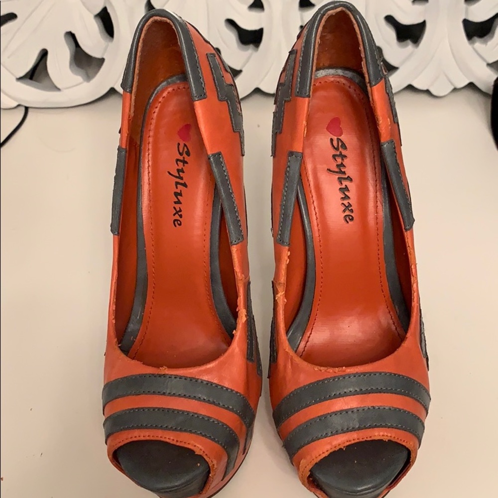 Sexy sexy sexy orange and grey pumps